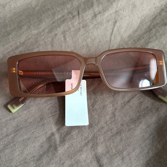 FENDI
Fendi Way rectangular sunglasses - Picture 6 of 7